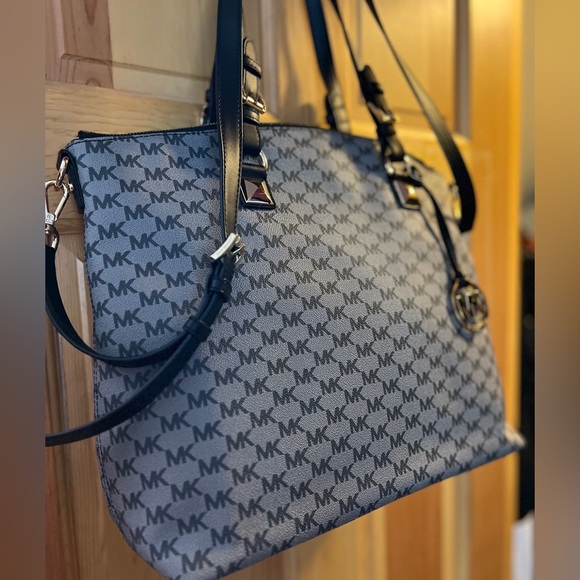 Michael kors MK logo monogram tote bag - Picture 2 of 8